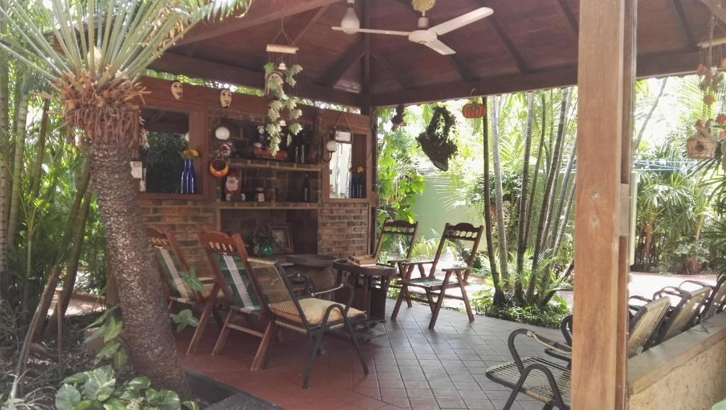 Residencial Pinocho في Montero: فناء به طاولة وكراسي وأشجار