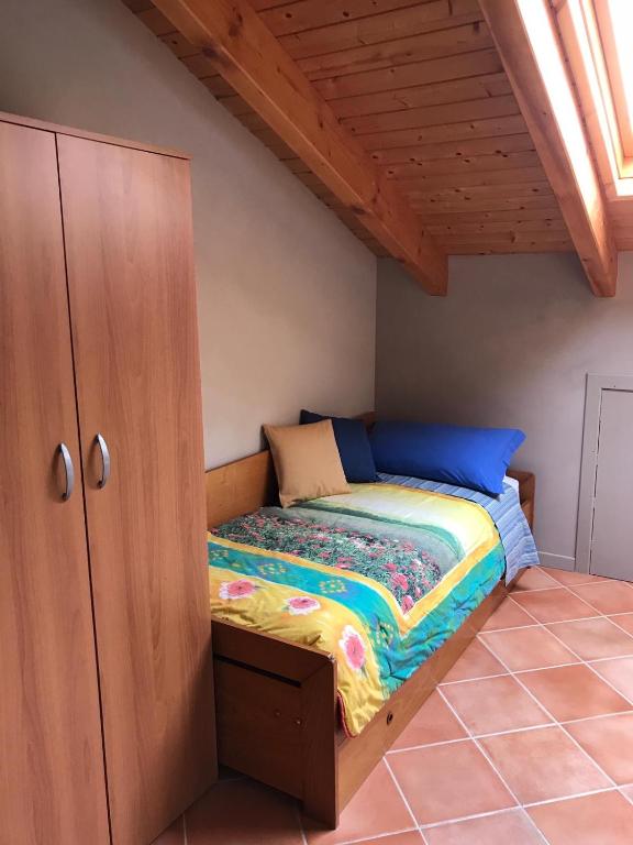 A bed or beds in a room at Mansarda Margherita