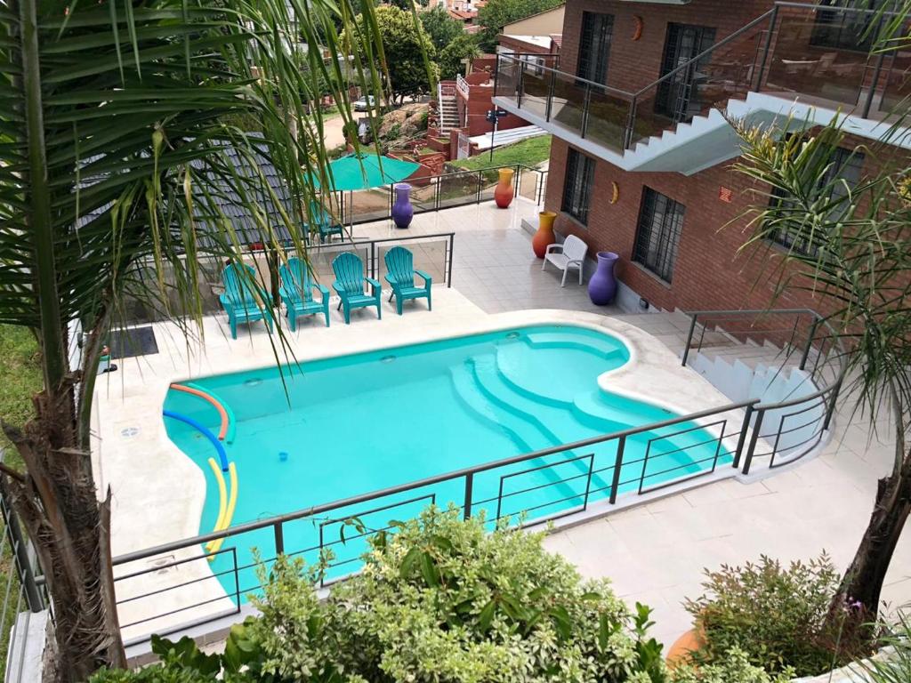 una vista aérea de una piscina con sillas alrededor en Mirador de la Quinta en Villa Carlos Paz