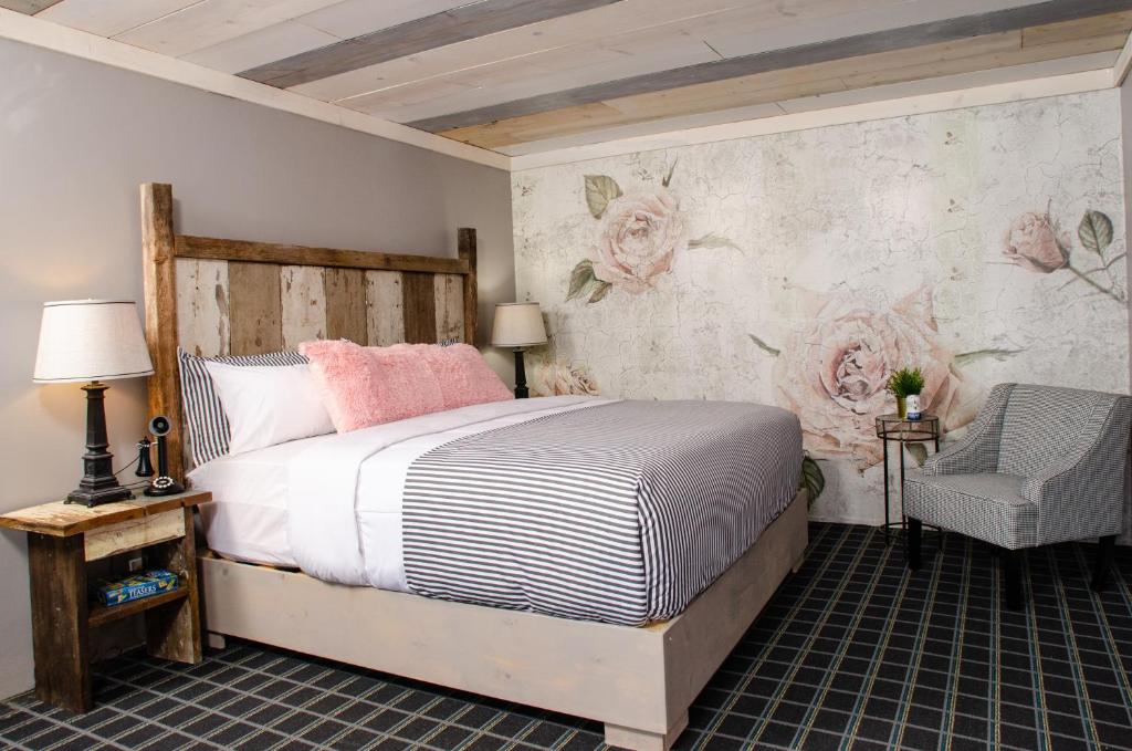 Llit o llits en una habitació de Vintage Block Inn & Suites
