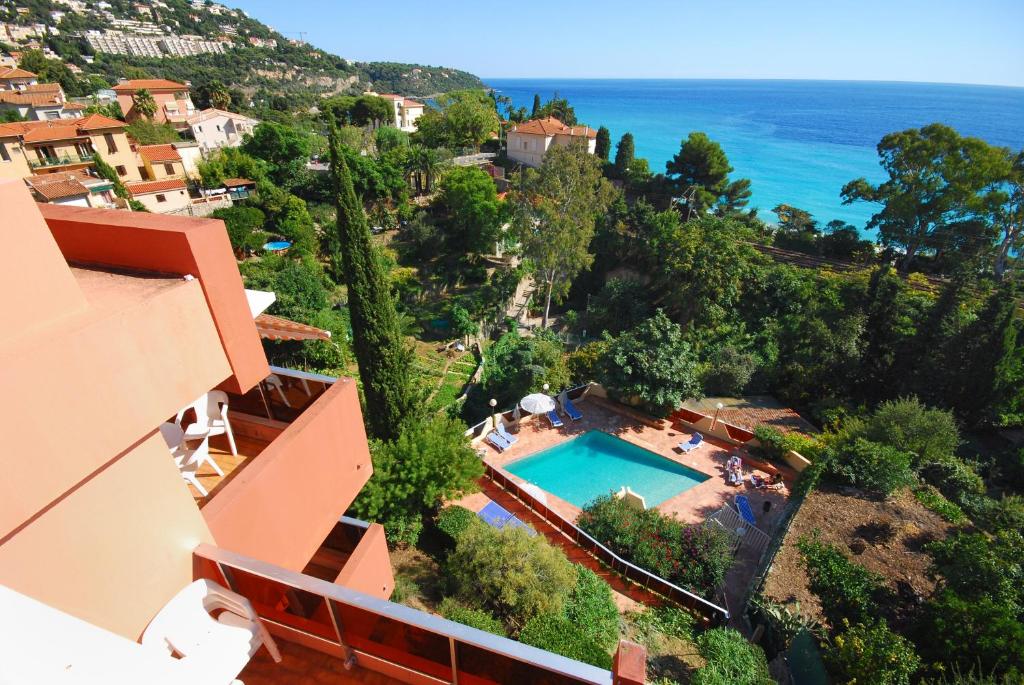 - une vue aérienne sur une maison avec une piscine dans l'établissement Résidence "Le Golfe Bleu", à Roquebrune-Cap-Martin