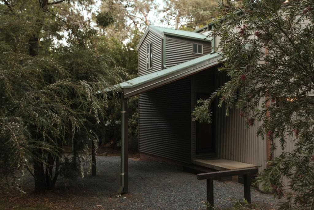 ein winziges Haus mit einem Fenster darüber in der Unterkunft The Lodges in Halls Gap