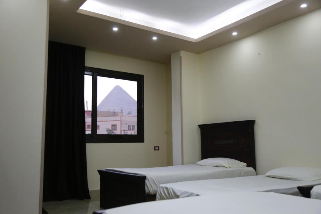 Happy days Pyramids Inn - Salón Familiar Con Pirámides Vista