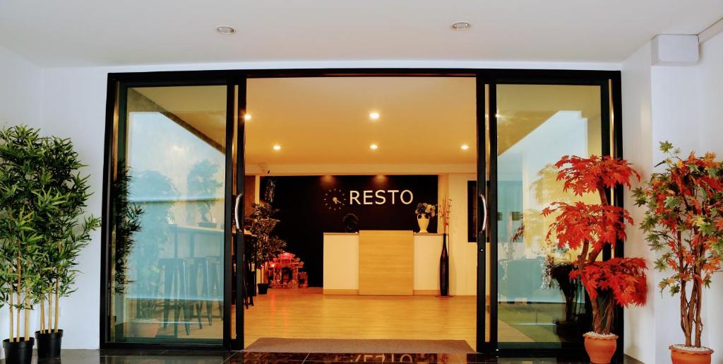 una entrada a una tienda resko con puertas de cristal en The Resto en Udon Thani