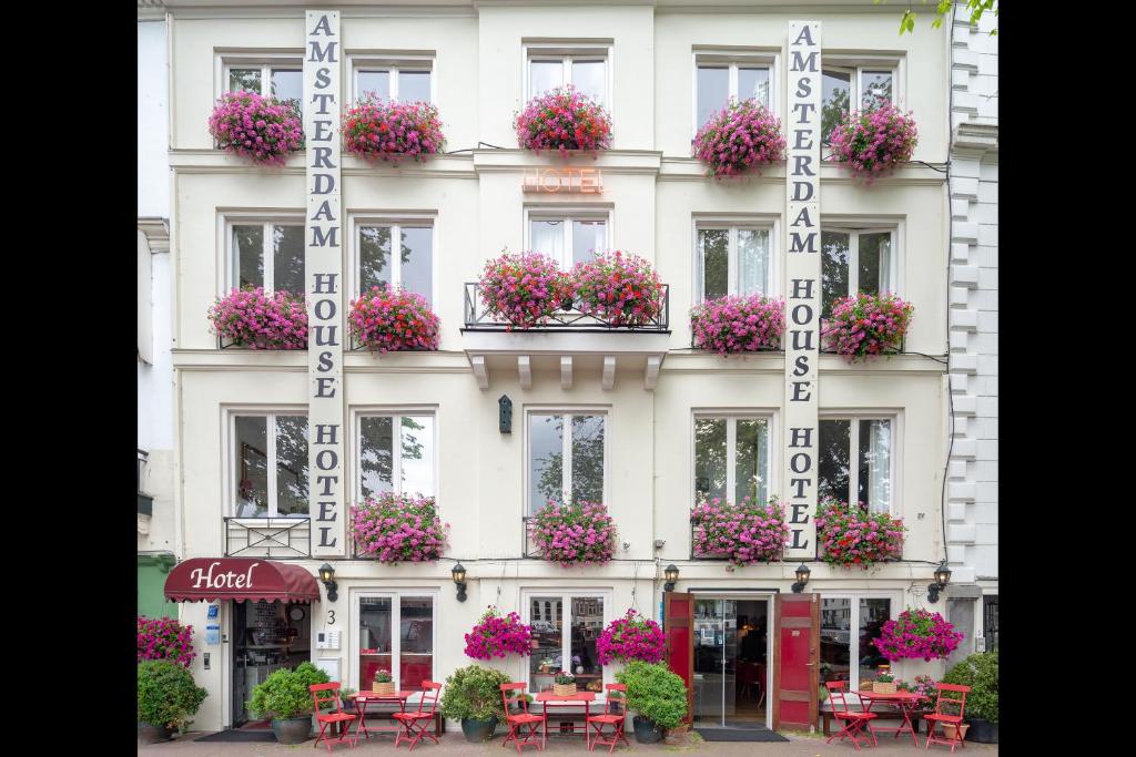 Un edificio con flores en el costado. en Amsterdam House Hotel, en Ámsterdam