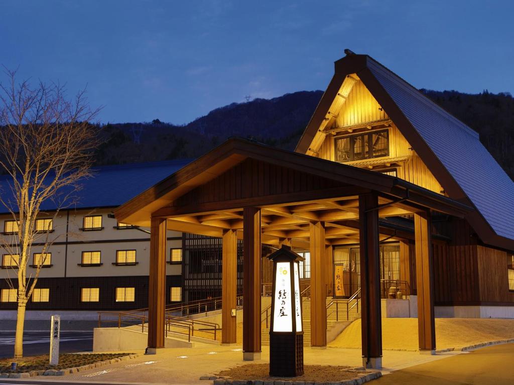 un edificio con una señal delante de él en Onyado Yuinosho, en Shirakawa