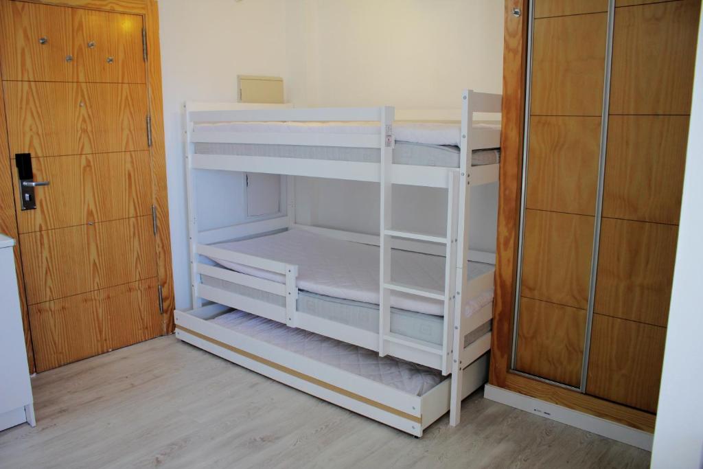 シエラネバダにあるEstudio Monte Gorbea Zona baja recien Reformadoの二段ベッド2組が備わる客室です。