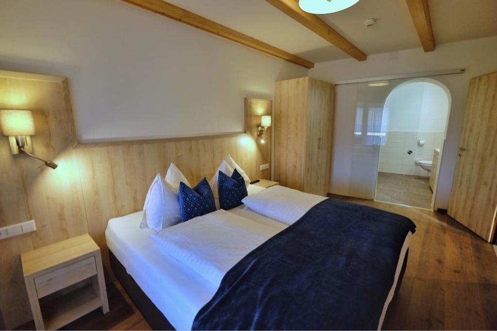 Postel nebo postele na pokoji v ubytování Aktiv Hotel Karnia