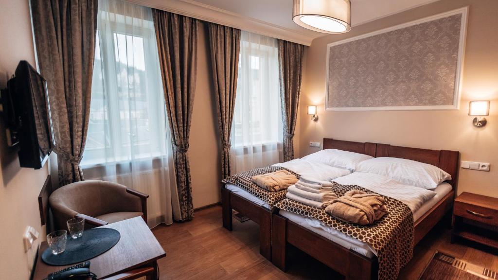 1 dormitorio con 1 cama en una habitación con ventana en Star Hotel, en Karlovy Vary