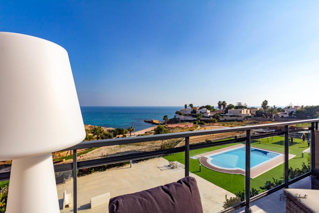 Elle comprend un balcon offrant une vue sur l'océan. dans l'établissement BS Luxury Estate El Campello, à El Campello