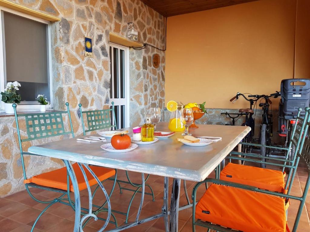 una mesa con comida en una habitación en Les Mercès, en Deltebre