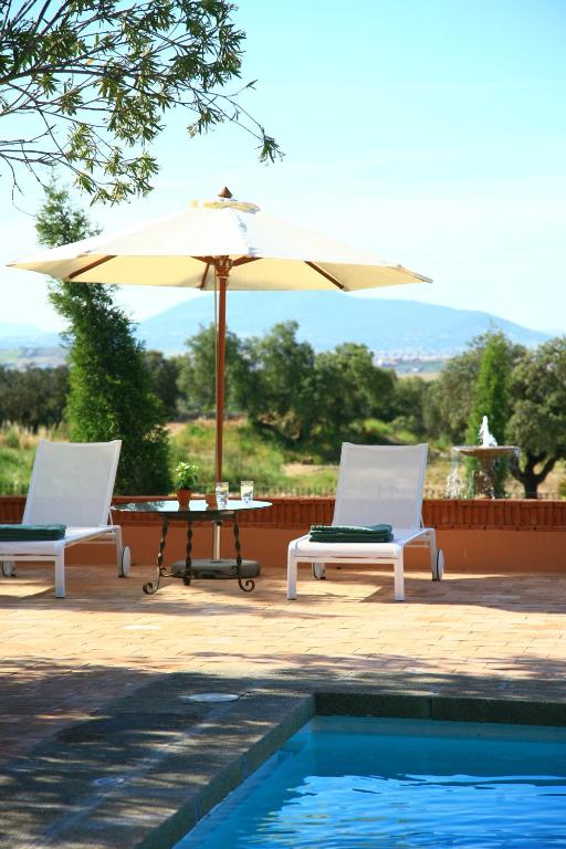Bazén v ubytování Hotel Valdepalacios Gourmand 5* GL nebo v jeho okolí
