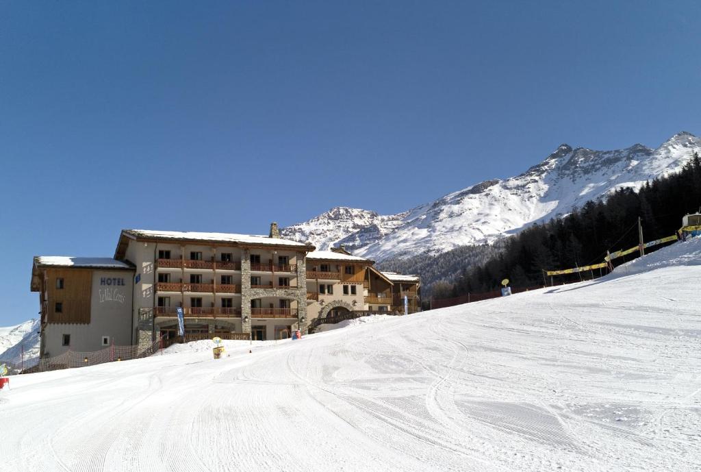 un edificio en una pista de esquí en la nieve en Hôtel Club mmv Le Val Cenis ***, en Lanslebourg-Mont-Cenis