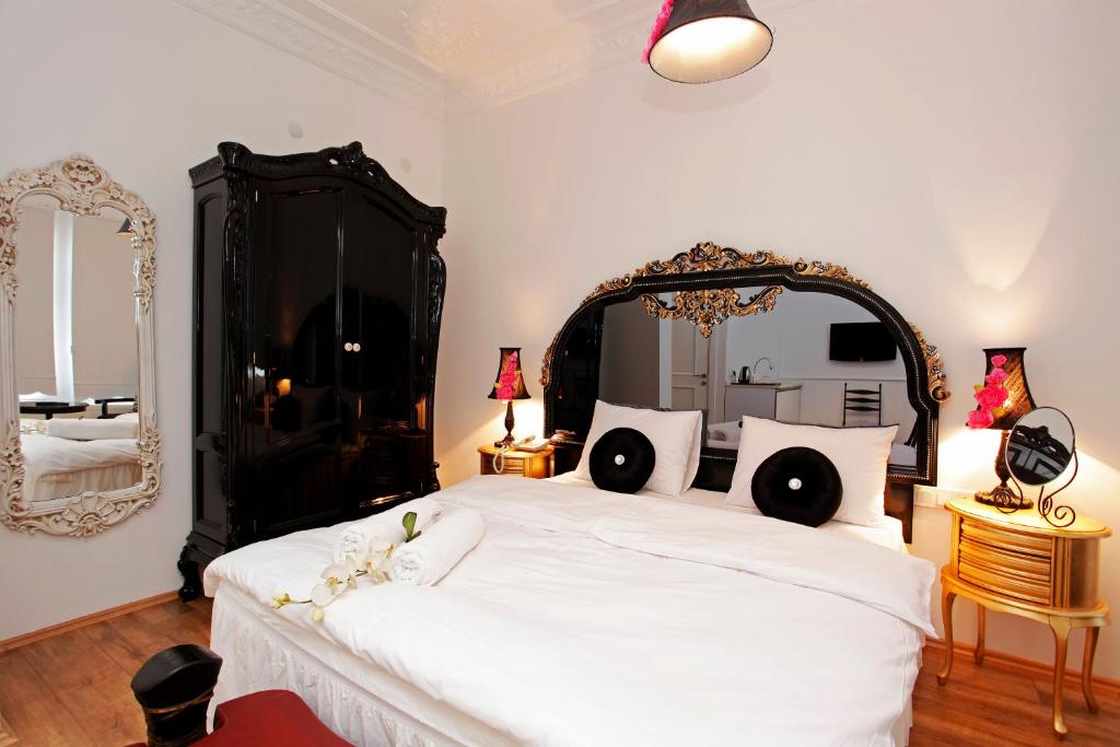Postel nebo postele na pokoji v ubytování The White Swan Suites Beyoglu