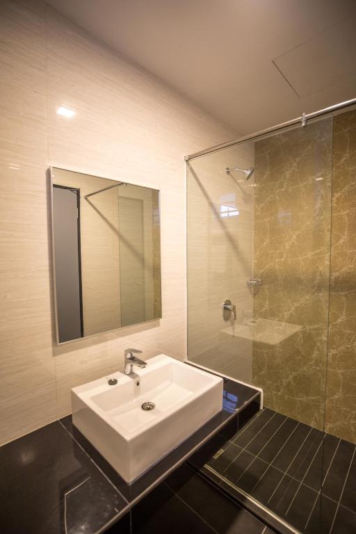 Koupelna v ubytování 3-Plus Hotel