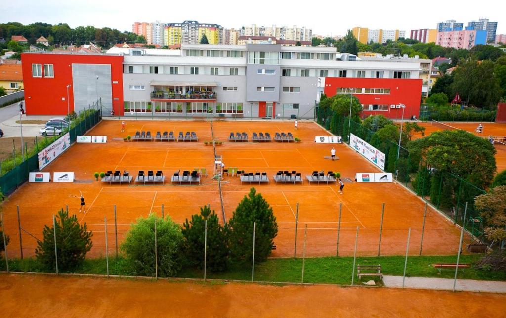 Tenis a/nebo squash v ubytování Hotel EMPIRE nebo okolí