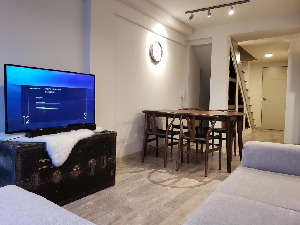 URBANA SUITES & STUDIOS 440にあるテレビまたはエンターテインメントセンター