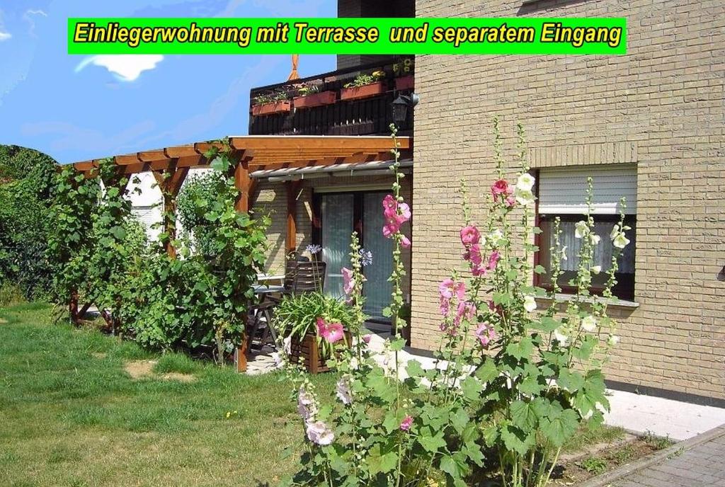a house with flowers in front of it at nette Ferienwohnung mit eigenem Eingang und Sonnenterrasse in Idstein
