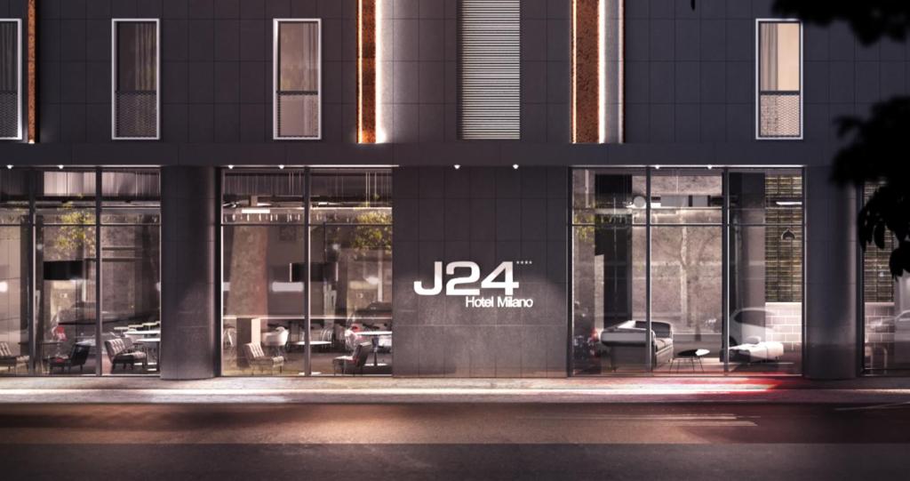 J24 Hotel Milano في ميلانو: مبنى عليه لافته jza جانبيه