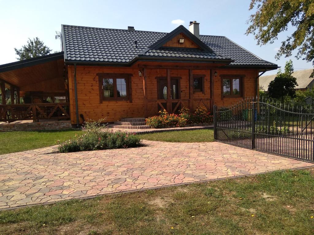 a house with a fence in front of it at Pod klonowym sercem in Kłoczew