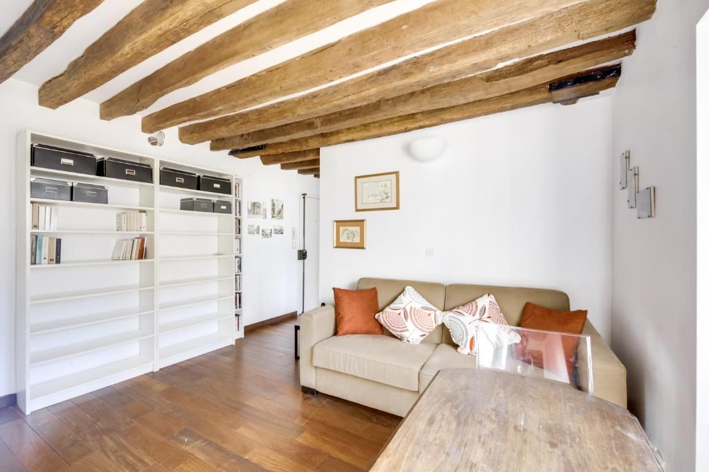 un salon avec un canapé et une table dans l'établissement Saint Germain des Près UNIT 002, à Paris