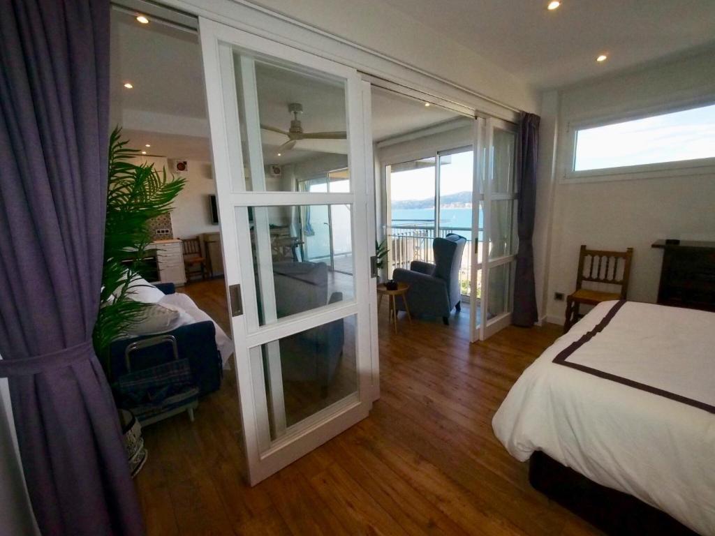 Posteľ alebo postele v izbe v ubytovaní Seafront Apartment in Palamós