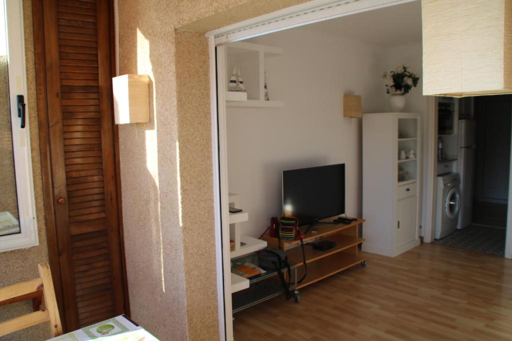 A television and/or entertainment centre at Centre Empuriabrava plage