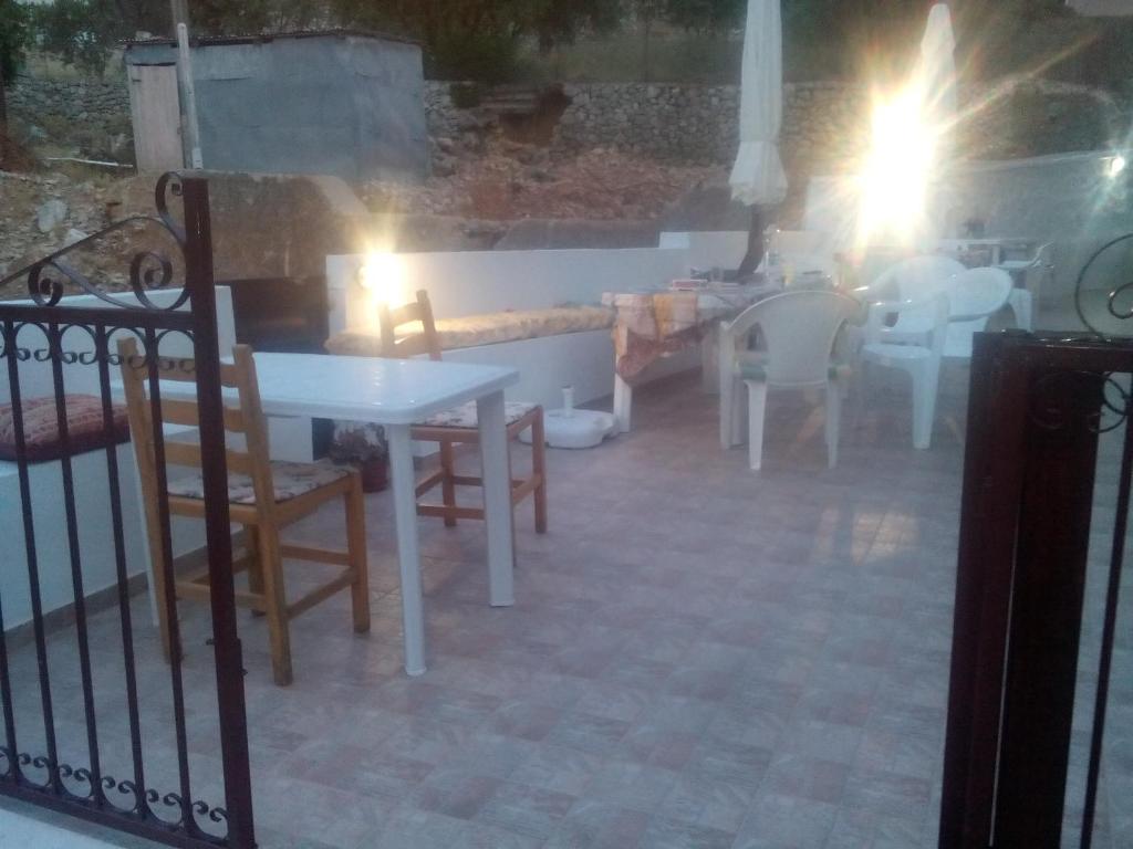 Uma varanda ou terraço em Nikos and Eva Studios