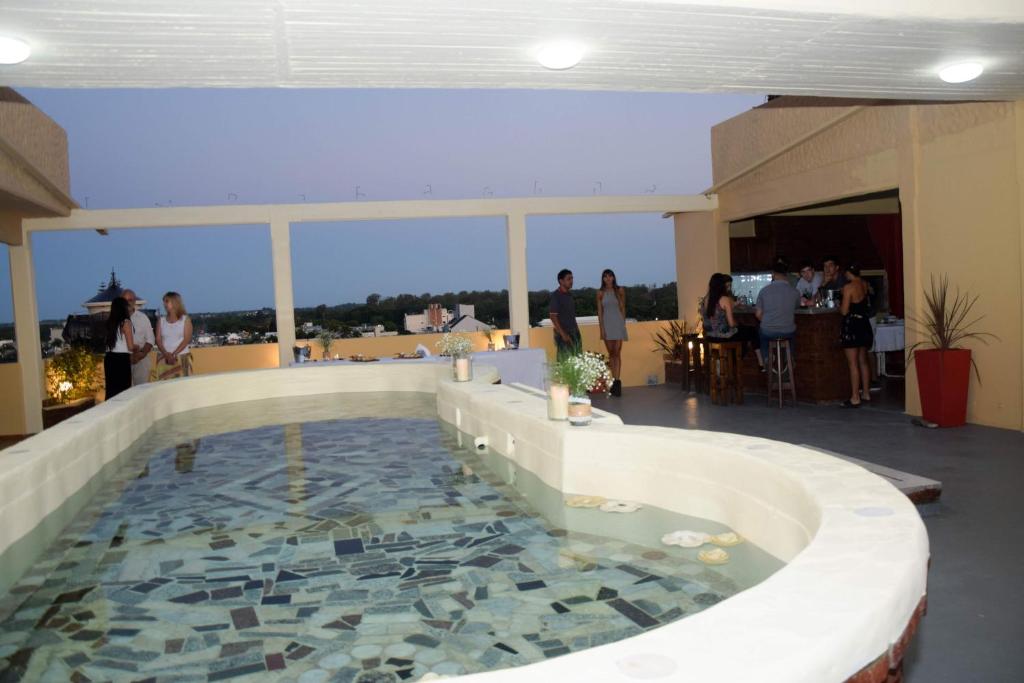 una gran piscina en un edificio con gente de pie en Hotel Los Angeles en Gualeguaychú