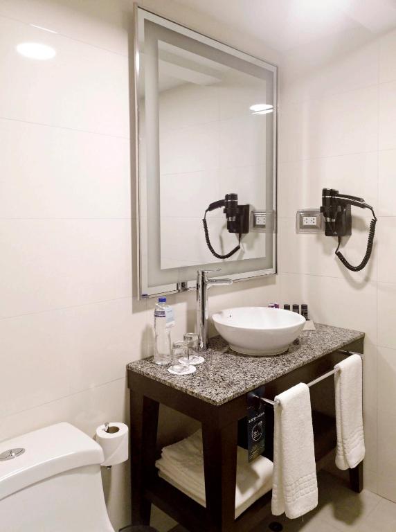 Ένα μπάνιο στο Mercure Ariosto Lima