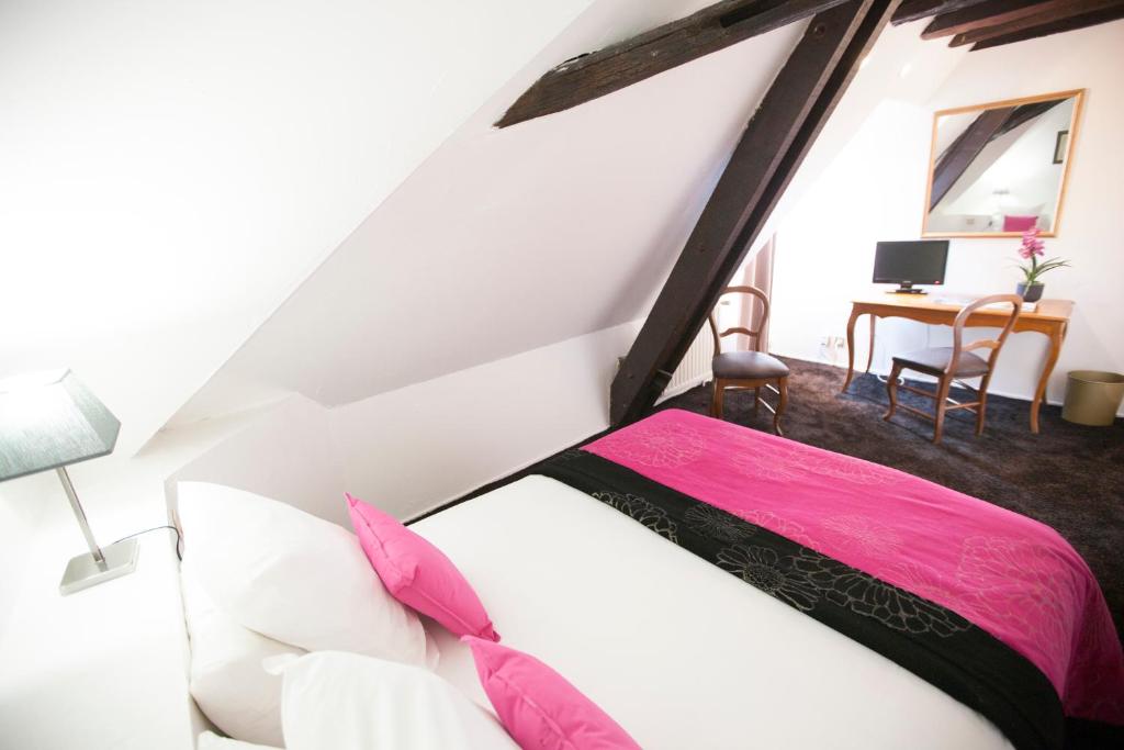 Postel nebo postele na pokoji v ubytování Hotel Athanor Centre