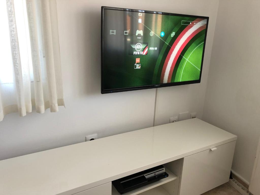 Televízia a/alebo spoločenská miestnosť v ubytovaní Casa Fuente Arriba