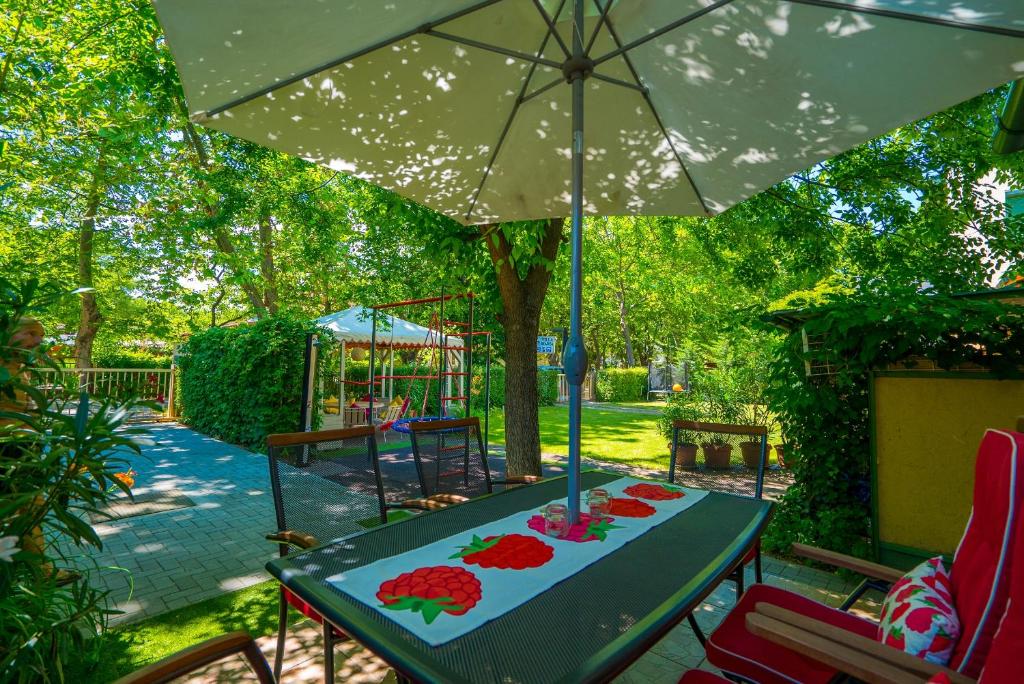 Vonkajšia záhrada v ubytovaní Villa Mária Apartman II.