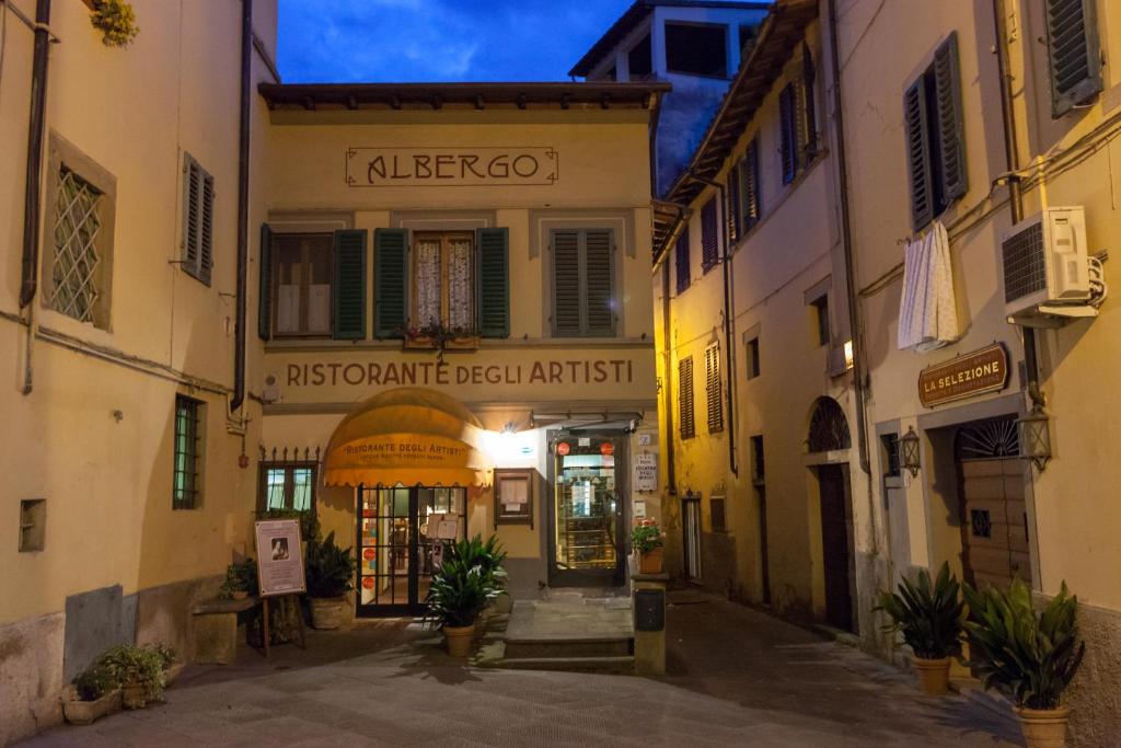 Une allée dans une vieille ville la nuit dans l'établissement Hotel Locanda Degli Artisti, à Borgo San Lorenzo