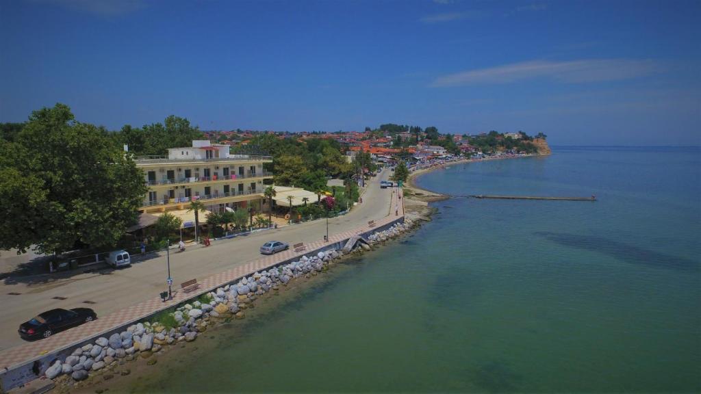 - une vue aérienne sur une rue et l'eau dans l'établissement Hotel Achillion, à Makrigialos