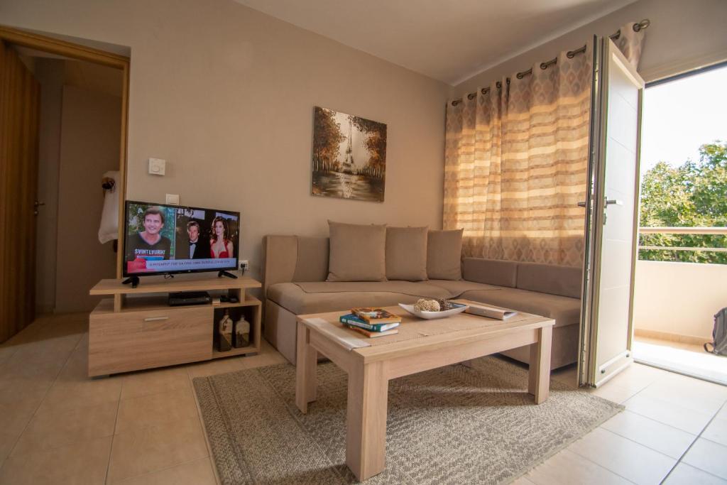 TV a/nebo společenská místnost v ubytování Euphoria Skiathos