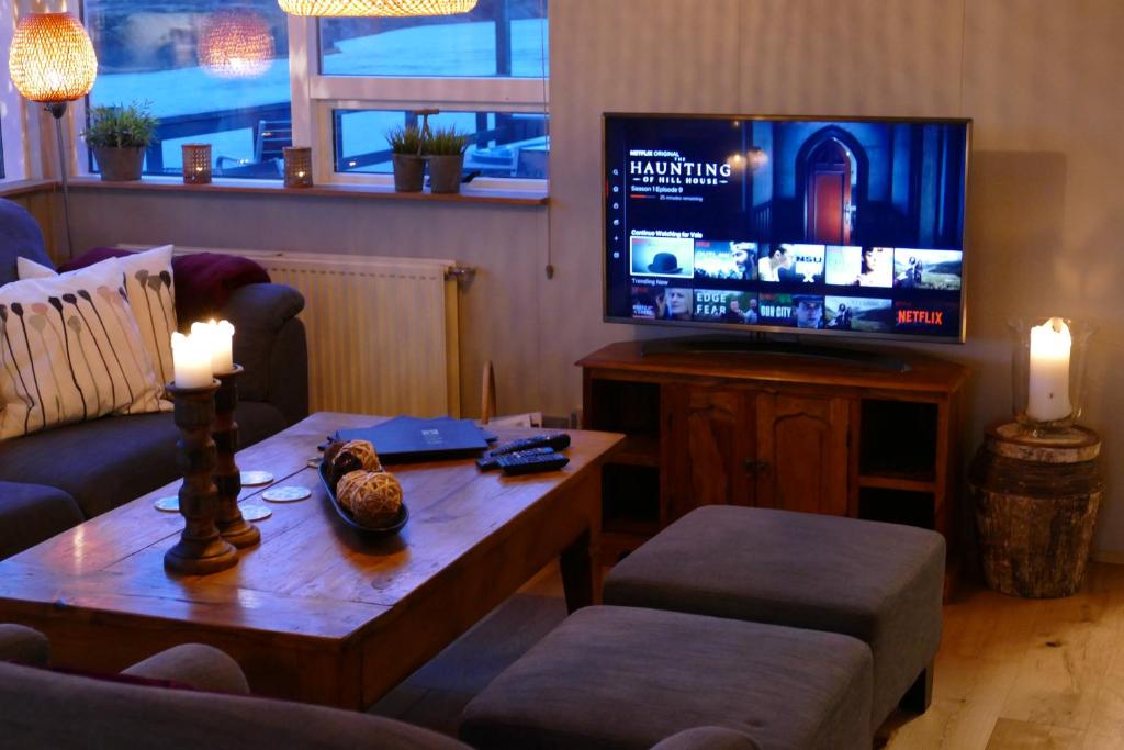 TV a/nebo společenská místnost v ubytování Riverfront romantic Asgardur vacation home of comfort