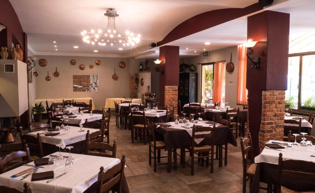 Reštaurácia alebo iné gastronomické zariadenie v ubytovaní Albergo Ristorante Monterosa