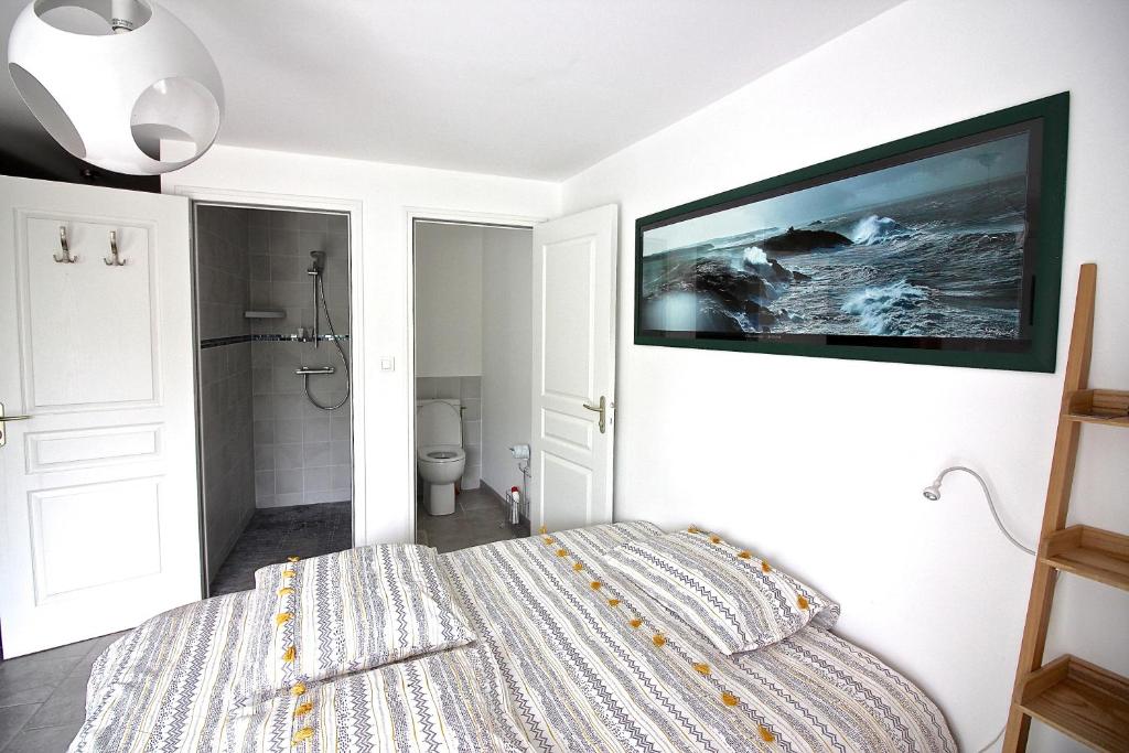 Postel nebo postele na pokoji v ubytování CHAMBRE POMME HAPPY close to Bayeux Normandie 2 pers