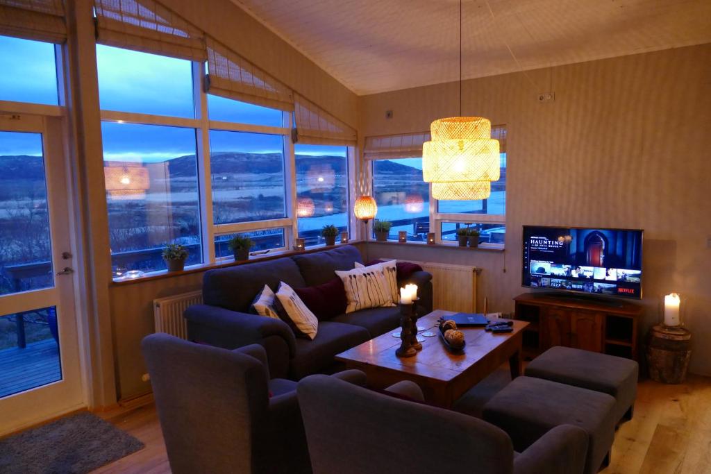 TV a/nebo společenská místnost v ubytování Riverfront romantic Asgardur vacation home of comfort