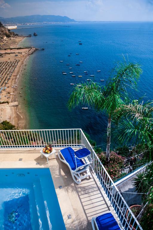 a swimming pool with a view of the ocean at Hotel Voce del Mare in Vietri sul Mare