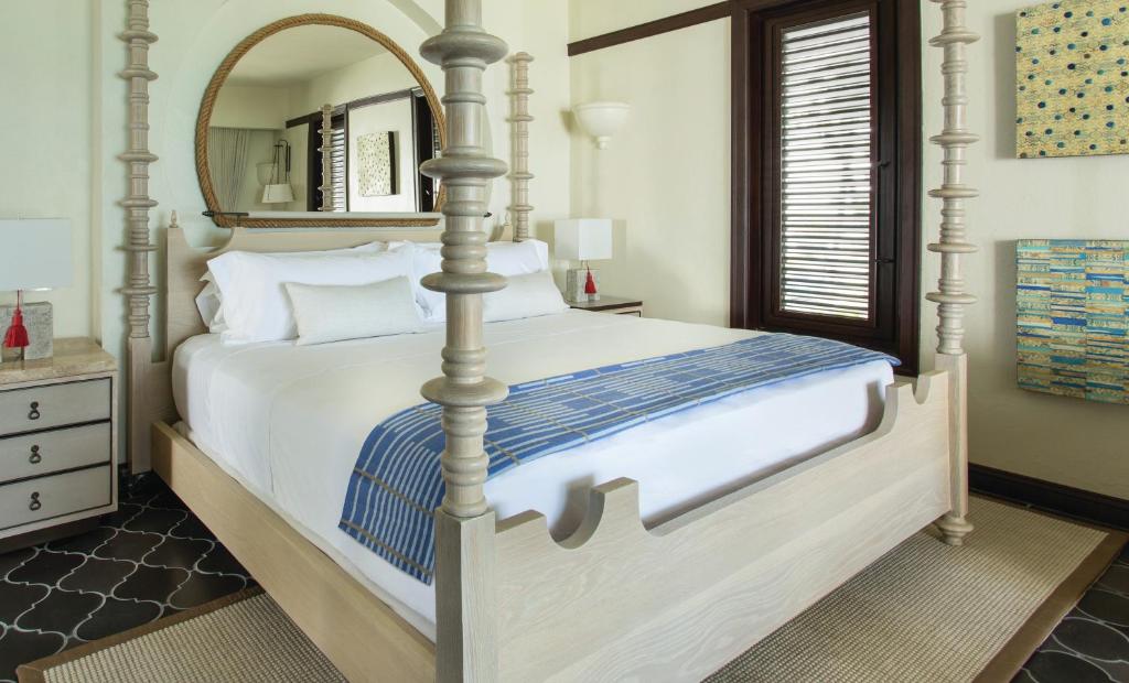 Postel nebo postele na pokoji v ubytování Cap Juluca, A Belmond Hotel, Anguilla