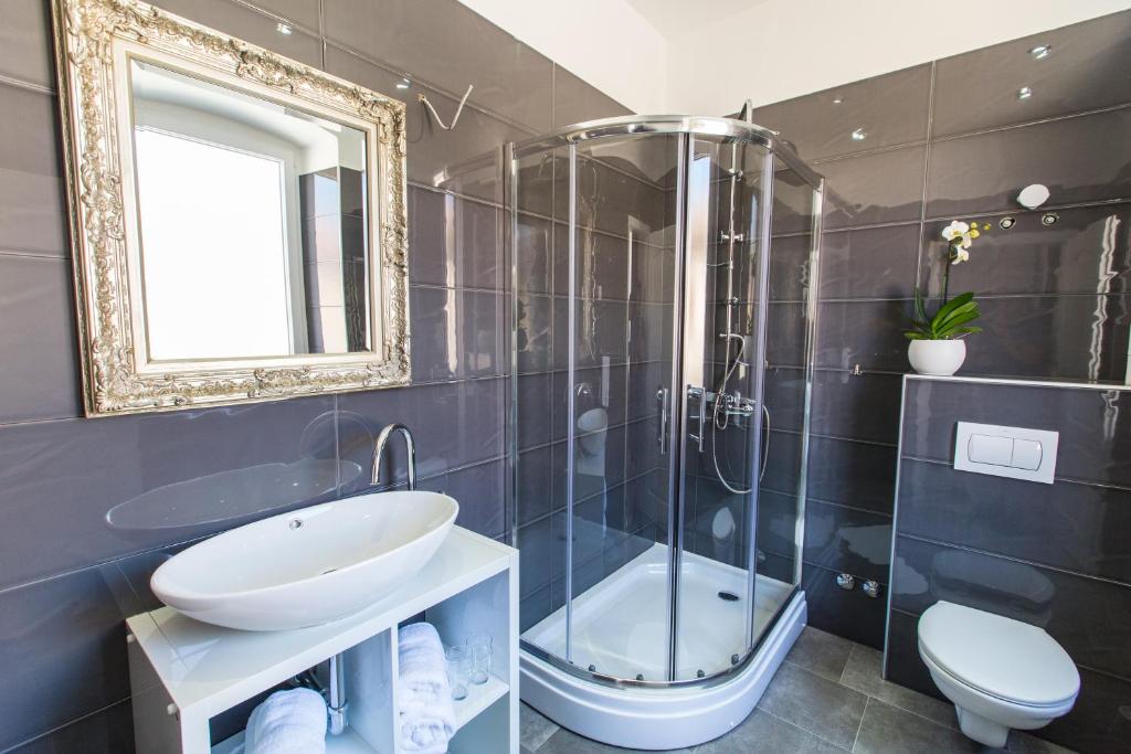 Captain Emo City Apartments - 2