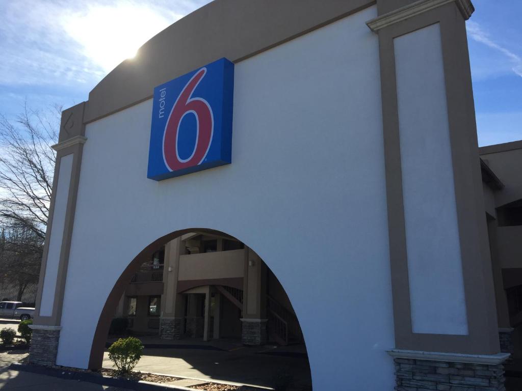 un edificio con un numero di targa sopra di Motel 6-Little Rock, AR - Airport a Little Rock