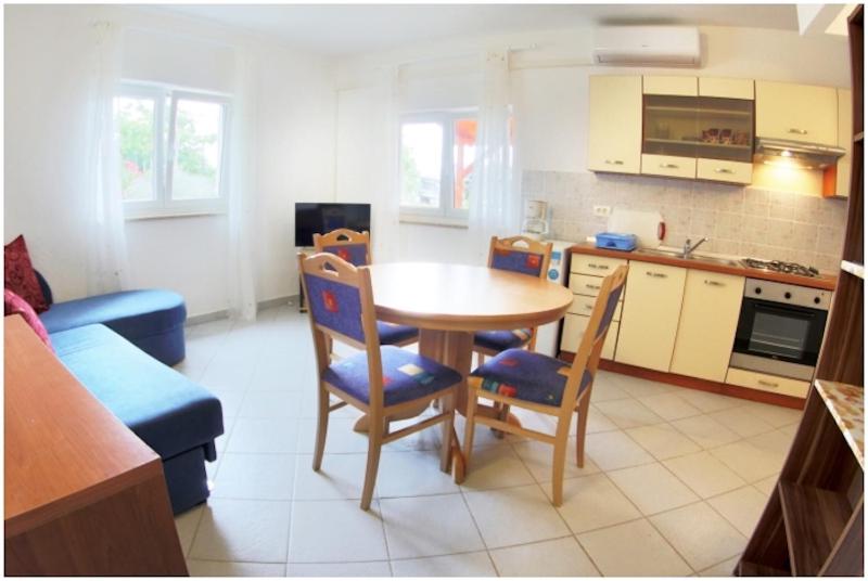 - une cuisine et une salle à manger avec une table et des chaises dans l'établissement Ferienwohnung Neele - Wohnung 1, à Krnica
