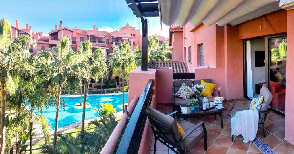 モトリルにあるSunny Apartment Tropical Coast,Granada. Calle Rector Pascual Rivas Carreraのスイミングプールを望むバルコニー