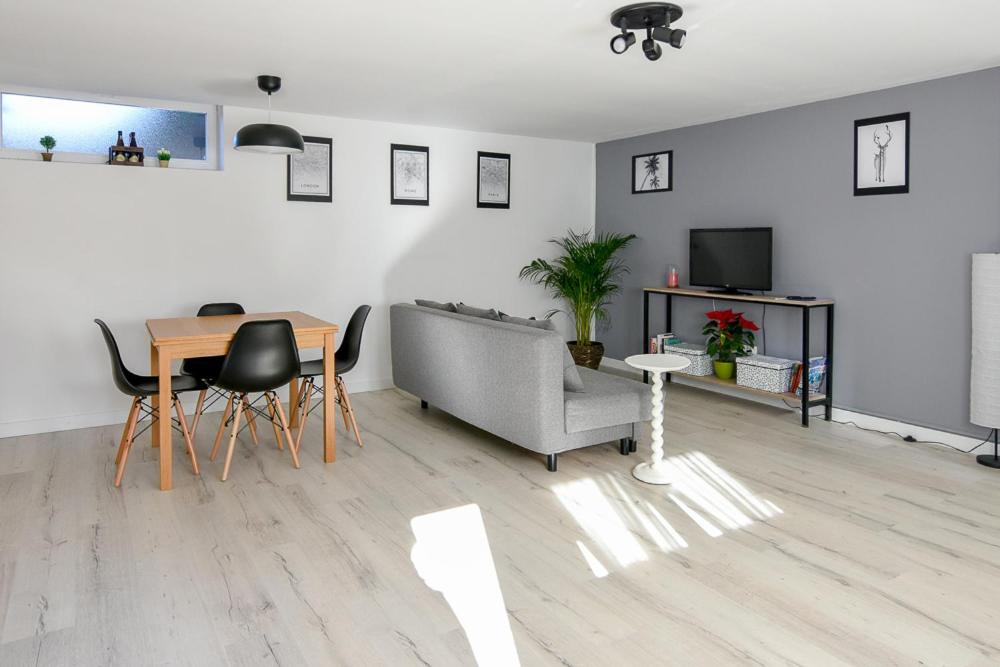 - un salon avec un canapé et une table dans l'établissement Apartamento turístico en Brunete, à Brunete