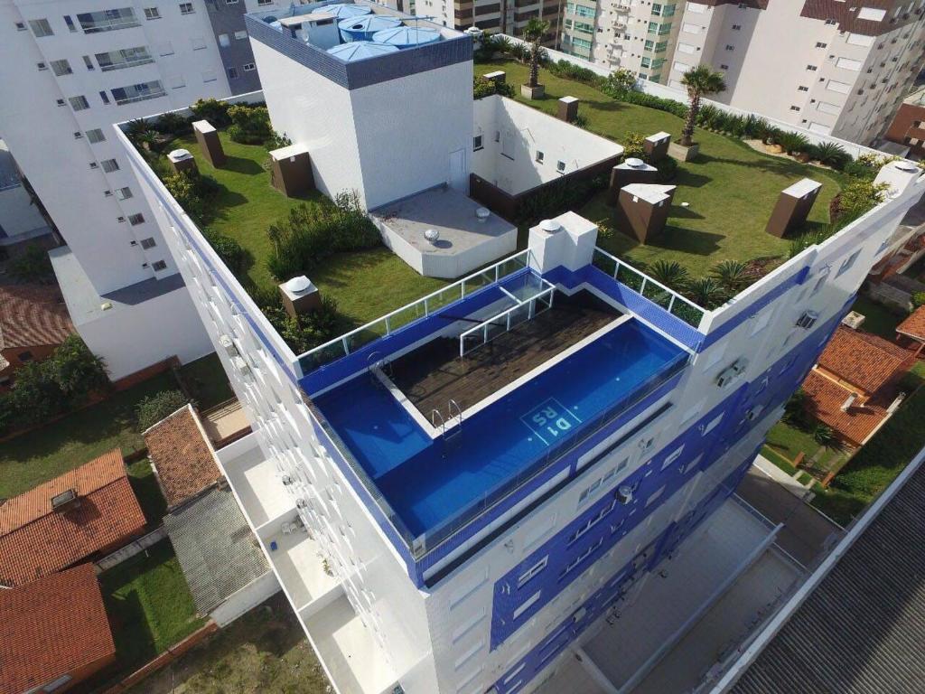 an overhead view of a house with a blue roof at Excelente Apto Terraço Verde C/Vista Mar Piscina 3 D in Capão da Canoa