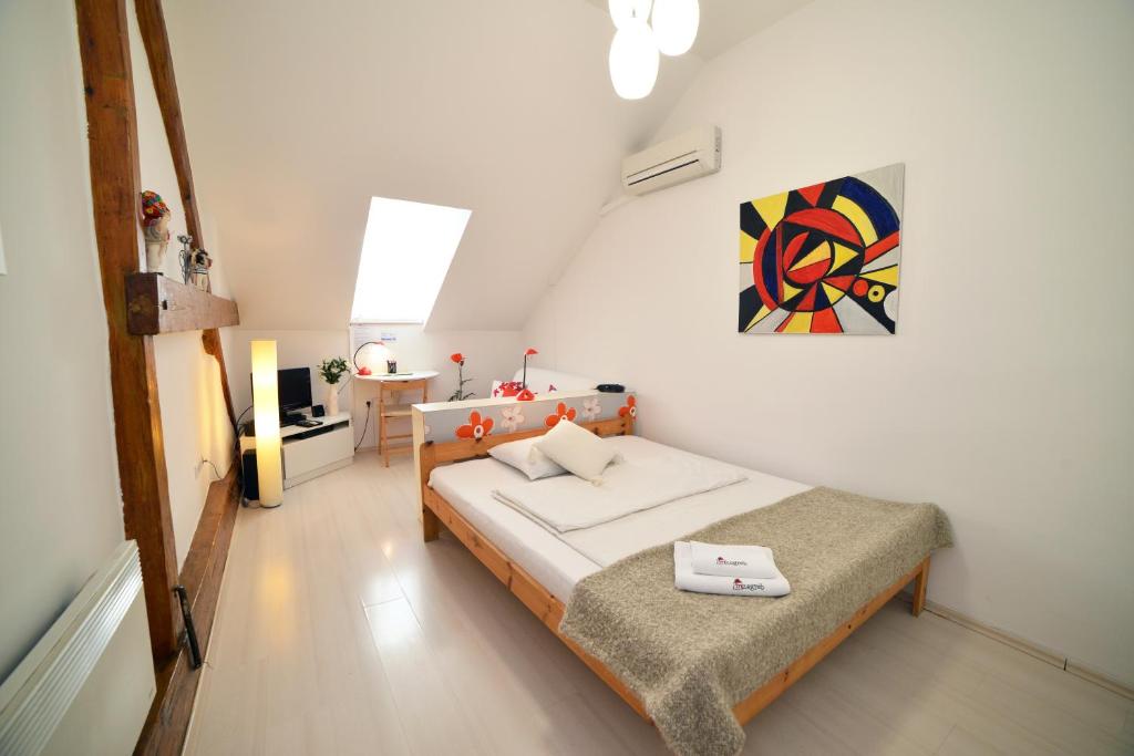 ein Schlafzimmer mit einem Bett und einem Wandgemälde in der Unterkunft Studio apartment White in Zagreb