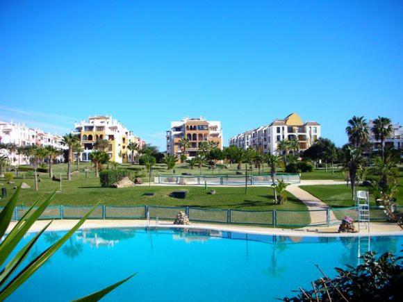 Bazén v ubytování ATICO DUPLEX APARTAMENTO ATLANTERRA PLAYA, ZAHARA DE LOS ATUNES nebo v jeho okolí